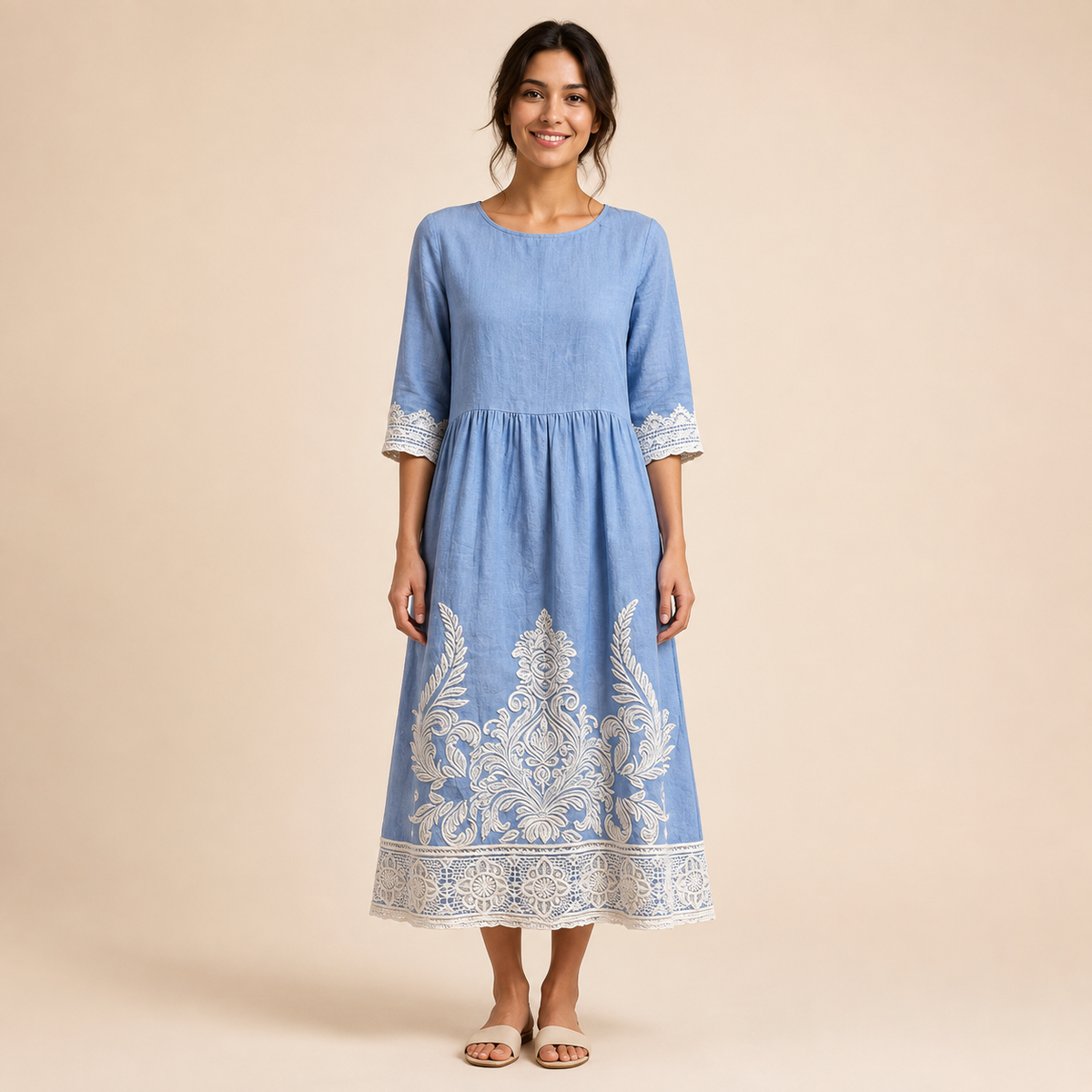 Éléonore Robe Bleu Ciel à Ornements Blancs – vue intégrale sur fond beige