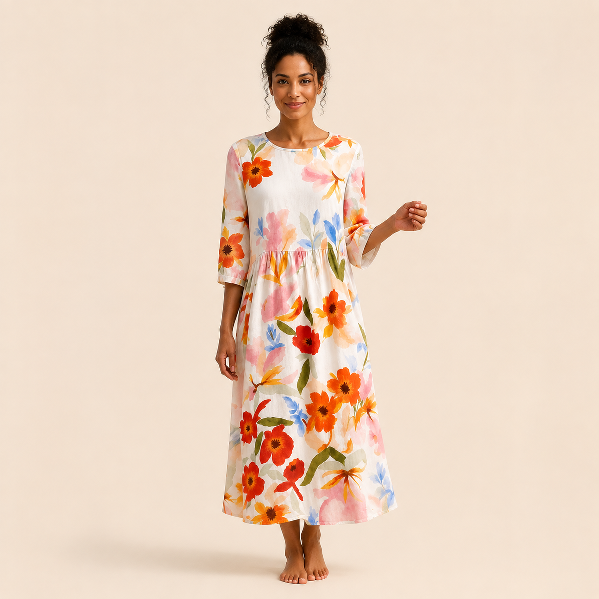 Robe blanche Garance aux fleurs corail sur fond beige