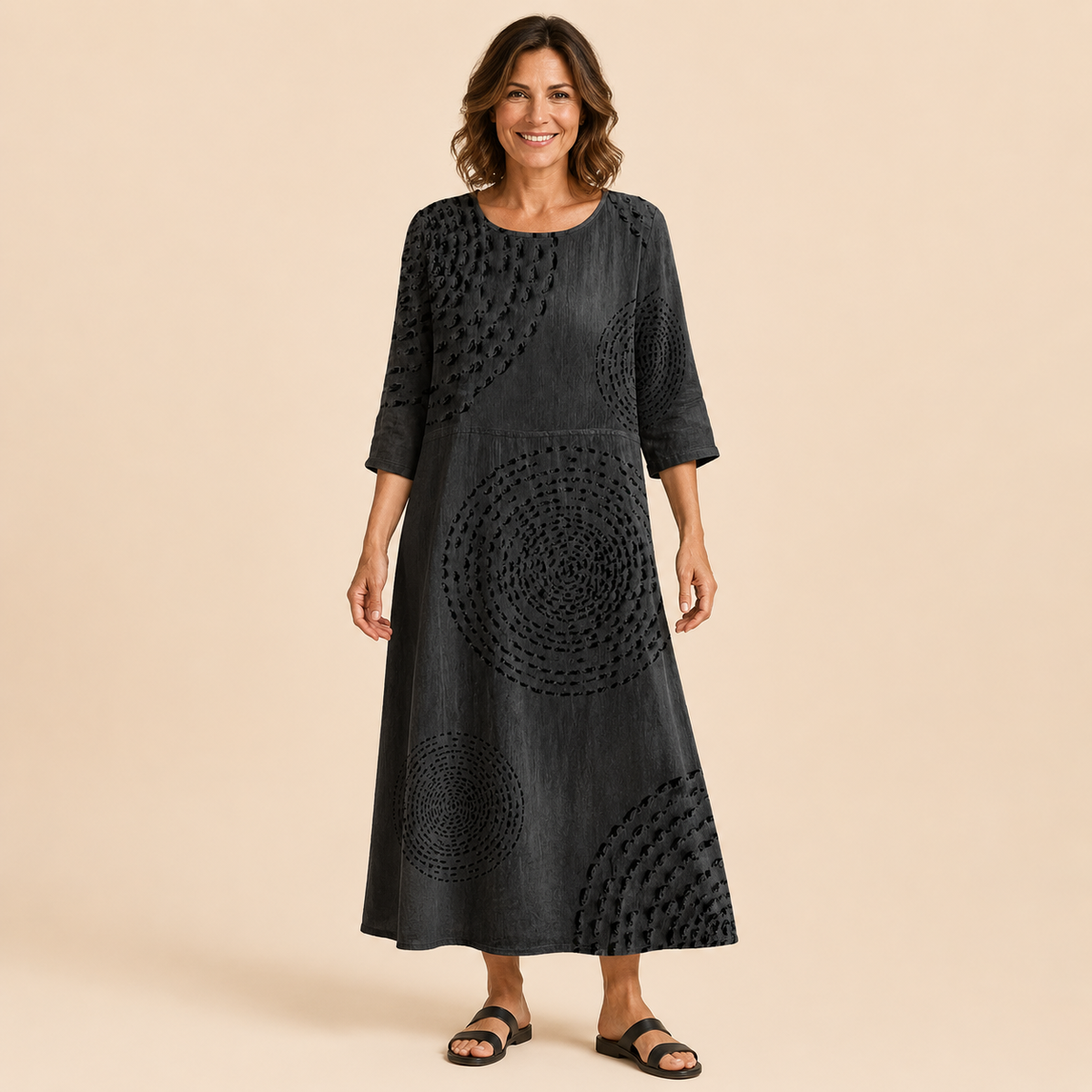 Ébène Robe Noire à Motifs Ton sur Ton – vue intégrale sur fond beige