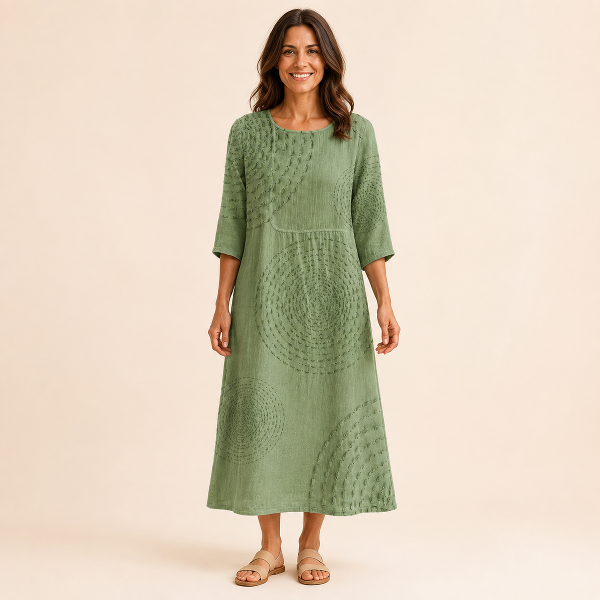 Émeline Robe Sauge à Motifs Ton sur Ton – vue intégrale sur fond beige