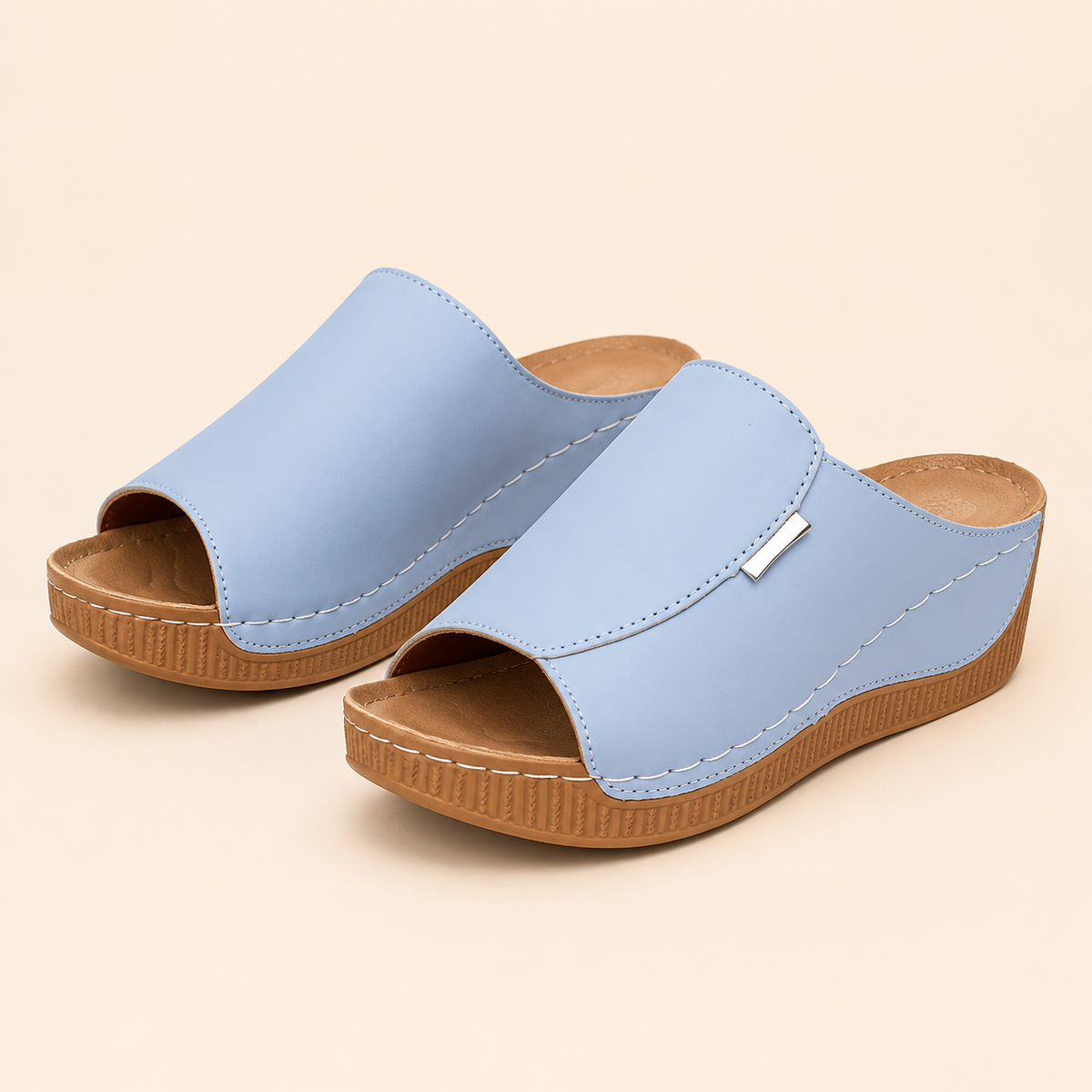 Isabelle Mule Confort Compensée bleu ciel – fond beige