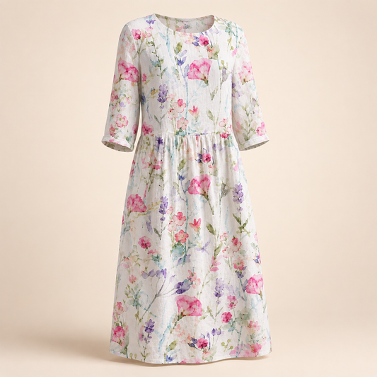 Robe blanche à fleurs aquarellées sur fond beige