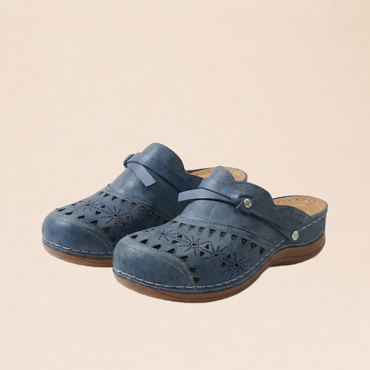 Sabots orthopédiques bleus sur fond beige