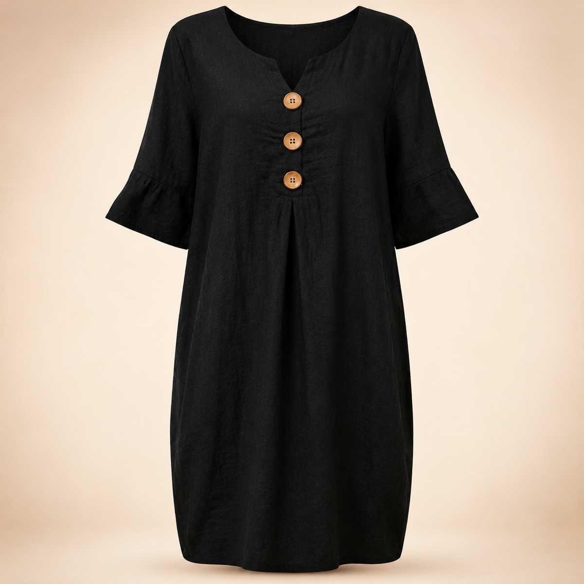 Robe noire à trois boutons sur fond beige