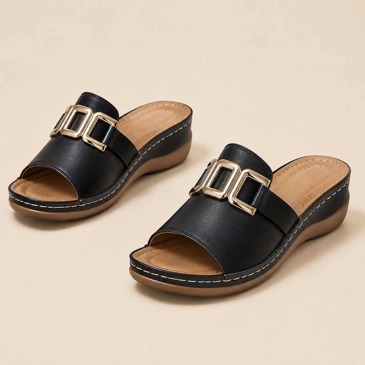 Paire de sandales confort noires sur fond beige