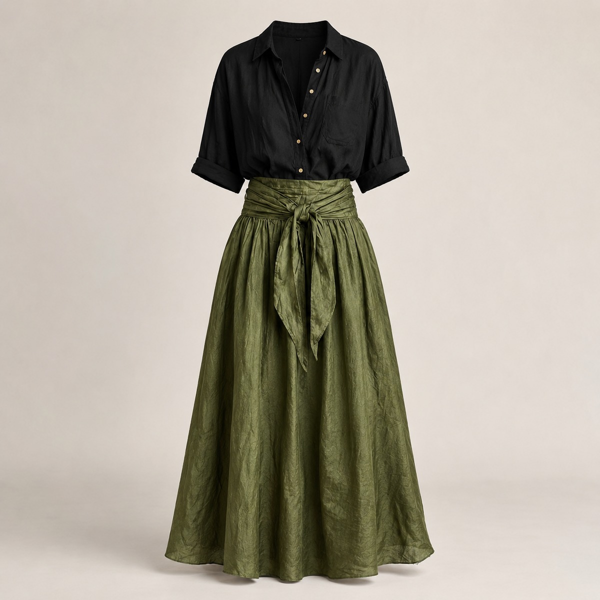 Robe longue noire et olive sur fond beige