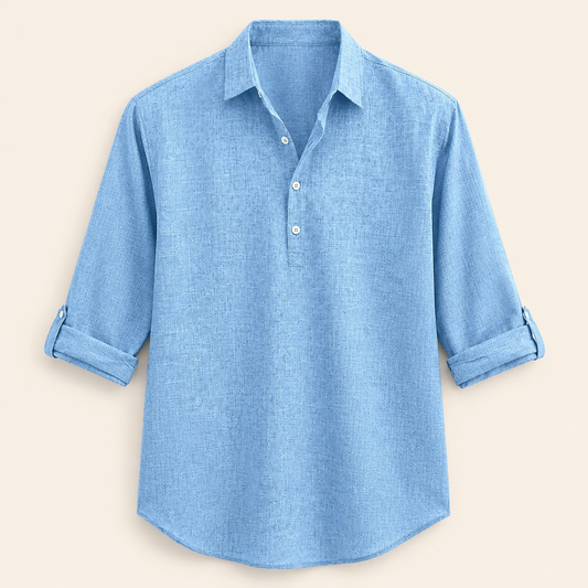Chemise légère bleu ciel sur fond beige