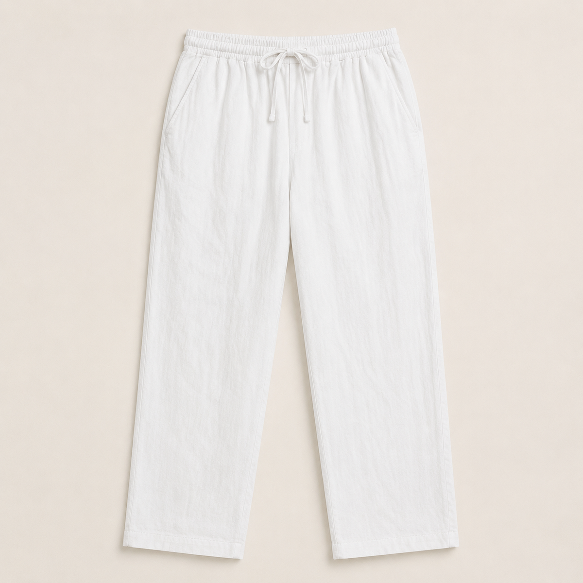 Pantalon léger blanc en lin sur fond beige
