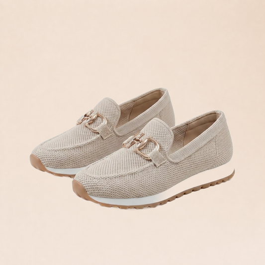 Mocassins orthopédiques beige sur fond beige