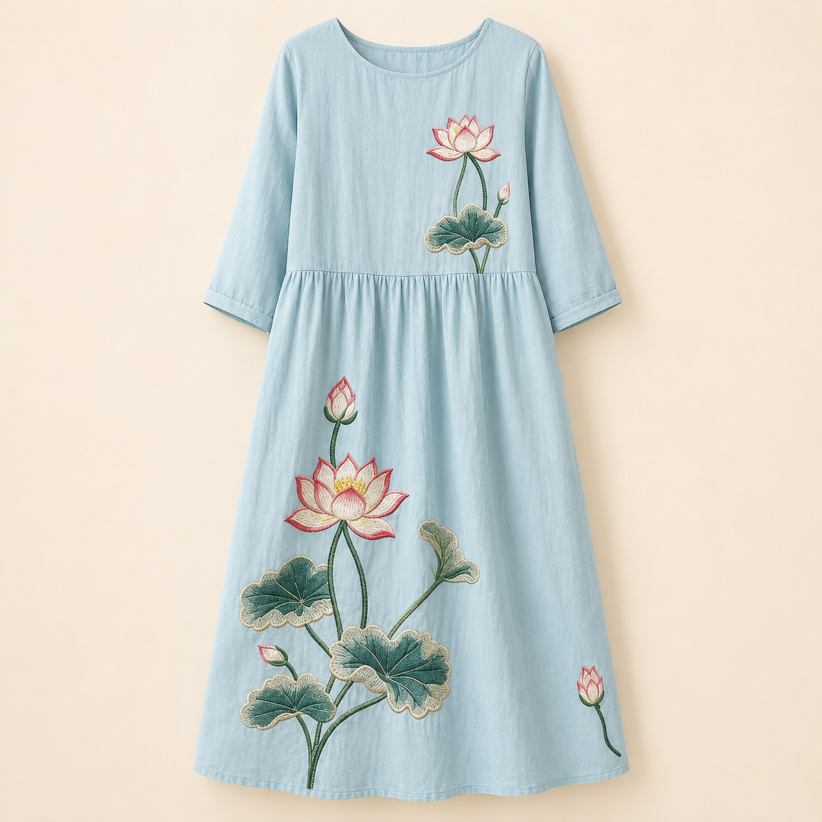 Robe bleu pâle aux fleurs de lotus sur fond beige