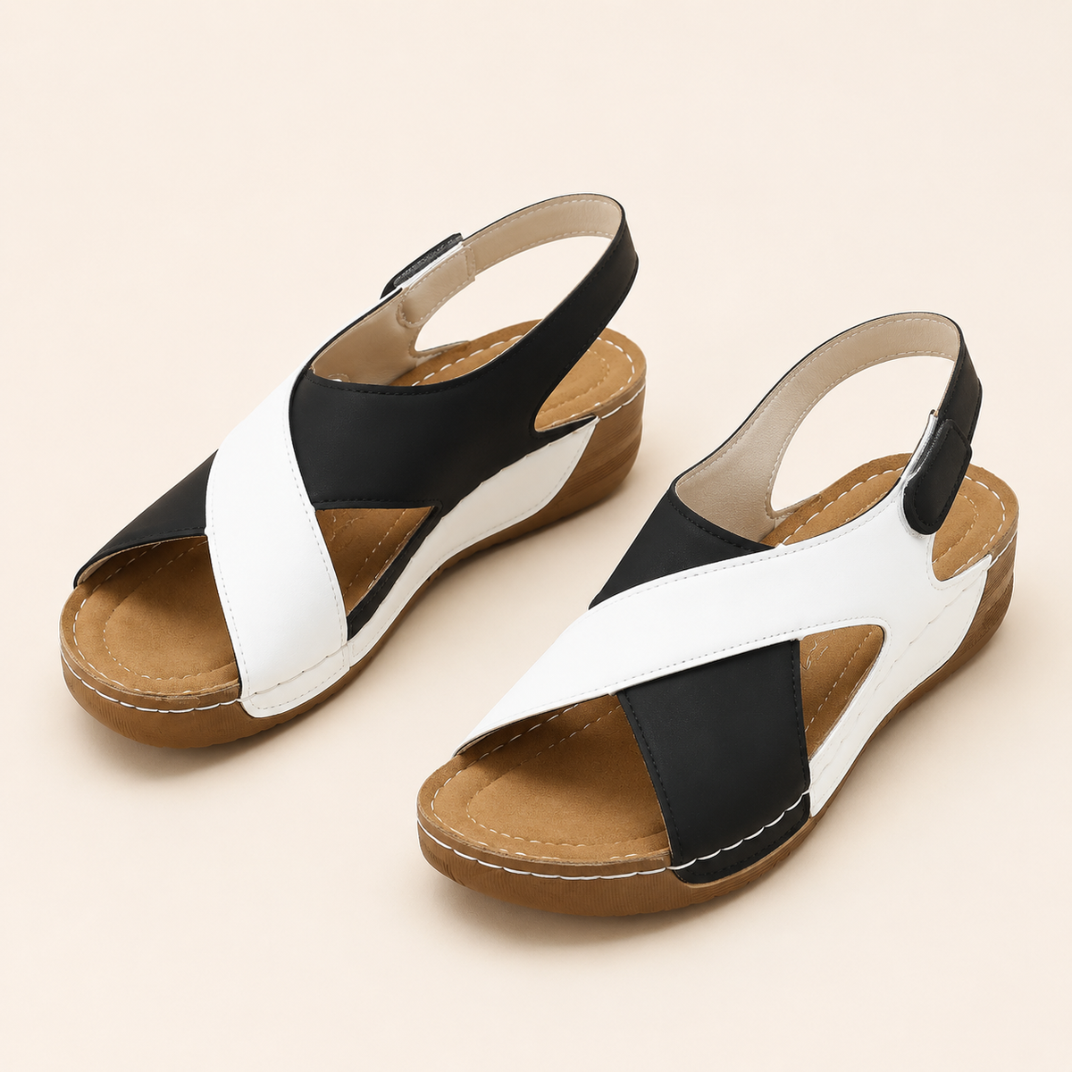 Sandales confort noires et blanches sur fond beige