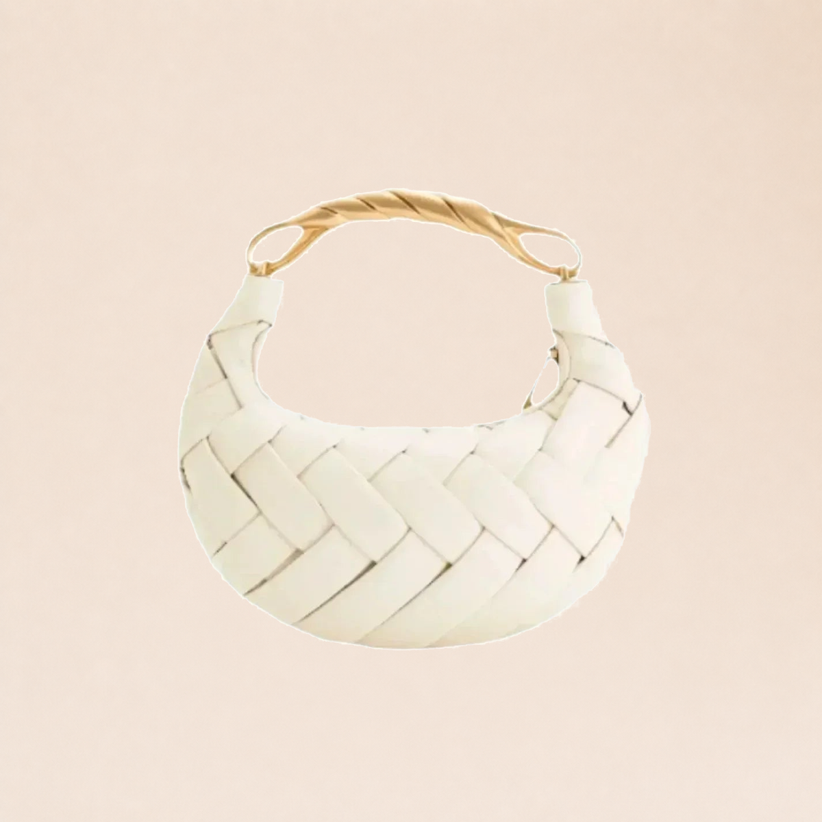 Sac tressé blanc sur fond beige