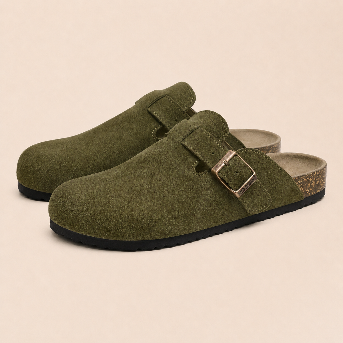 Sabots Oslo Vert Olive avec semelle noire nette sur fond beige