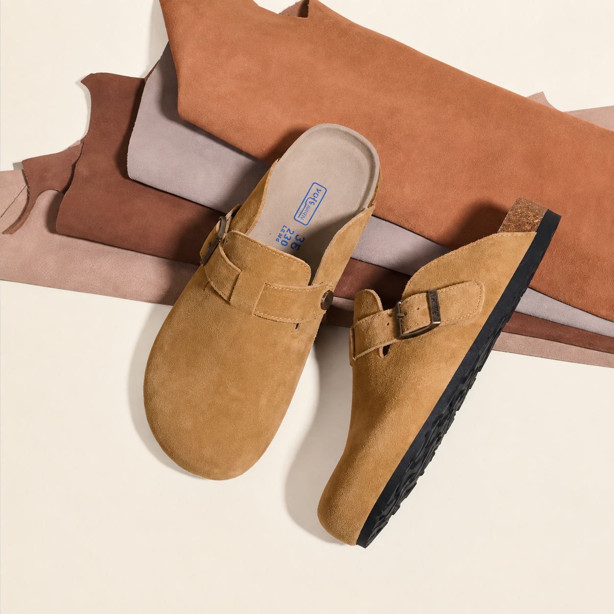 Sabots en cuir suédé camel avec boucle métallique – vue de dessus