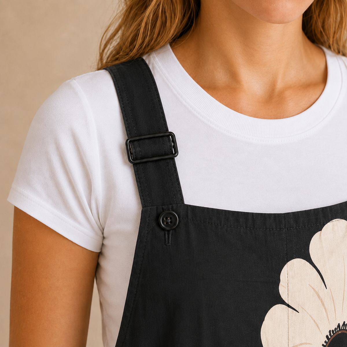 Salopette Marguerite Sauvage Noire - détail bouton et boucle