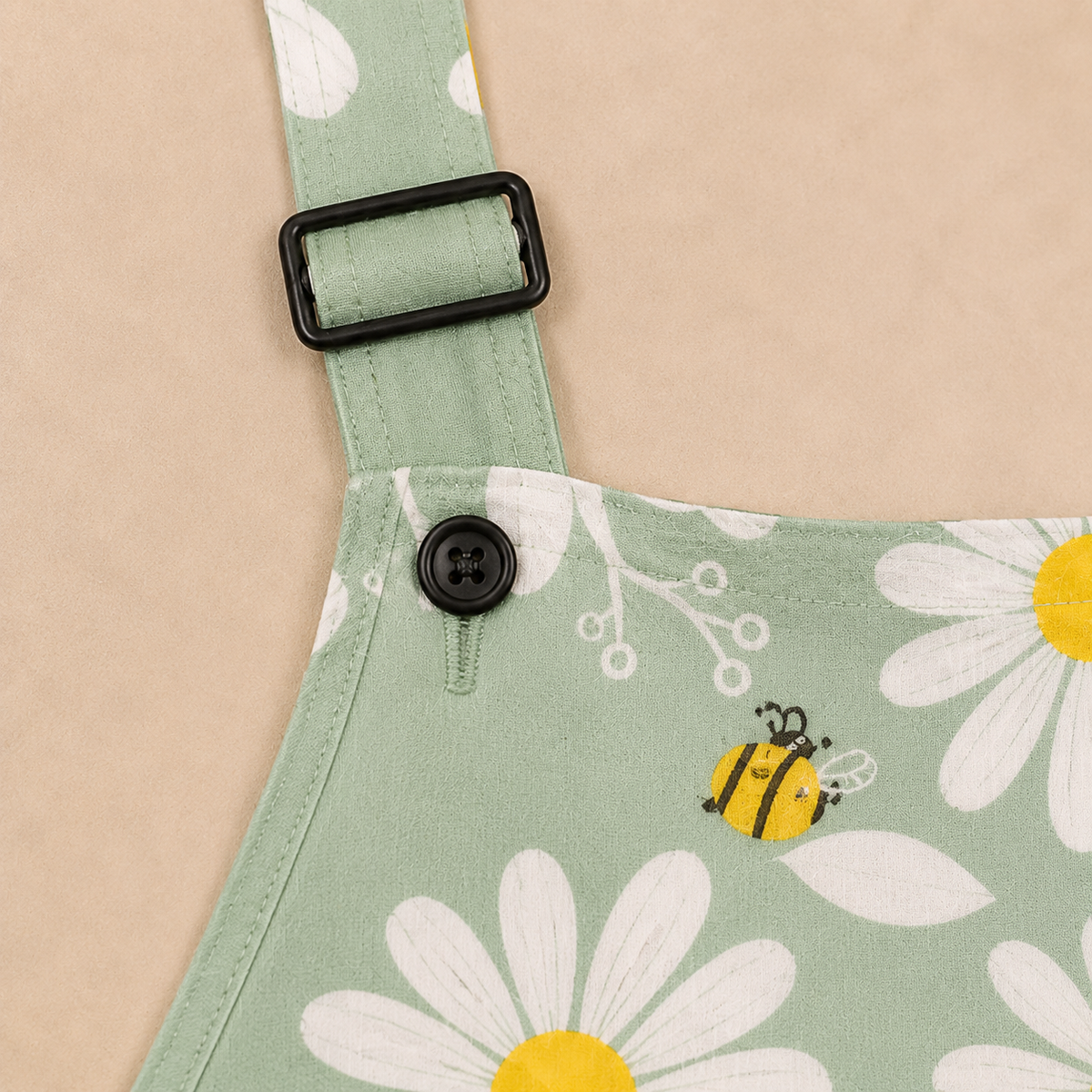 Salopette Marguerites et Abeilles Menthe - détail boucle et bouton noirs