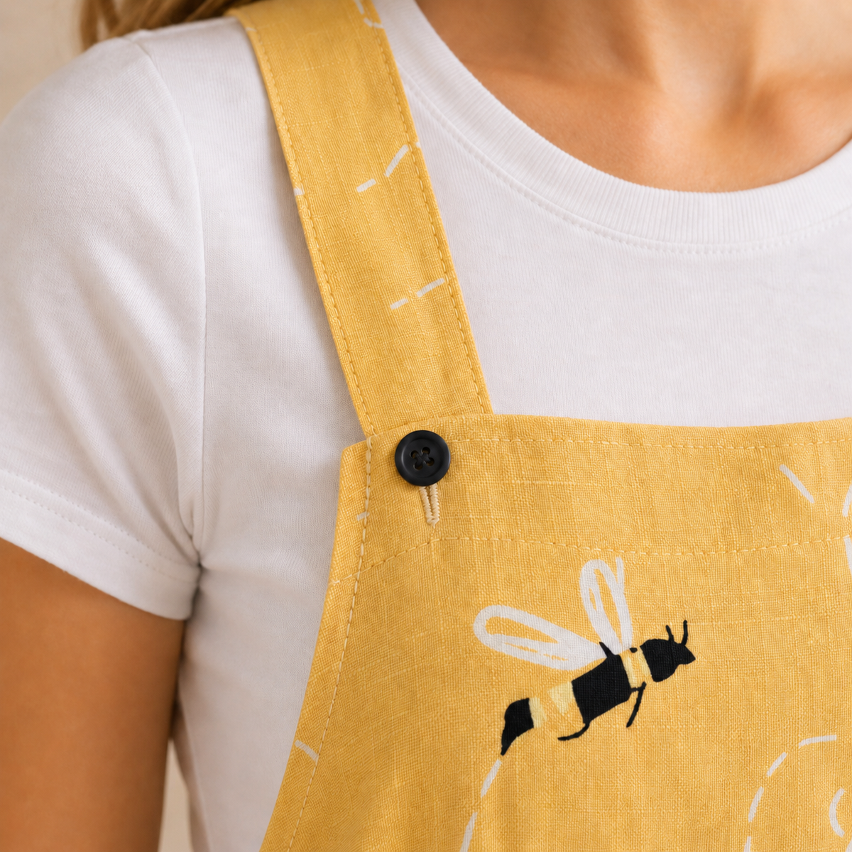 Salopette Petite Abeille Heureuse Jaune - détail boucle et bouton noirs