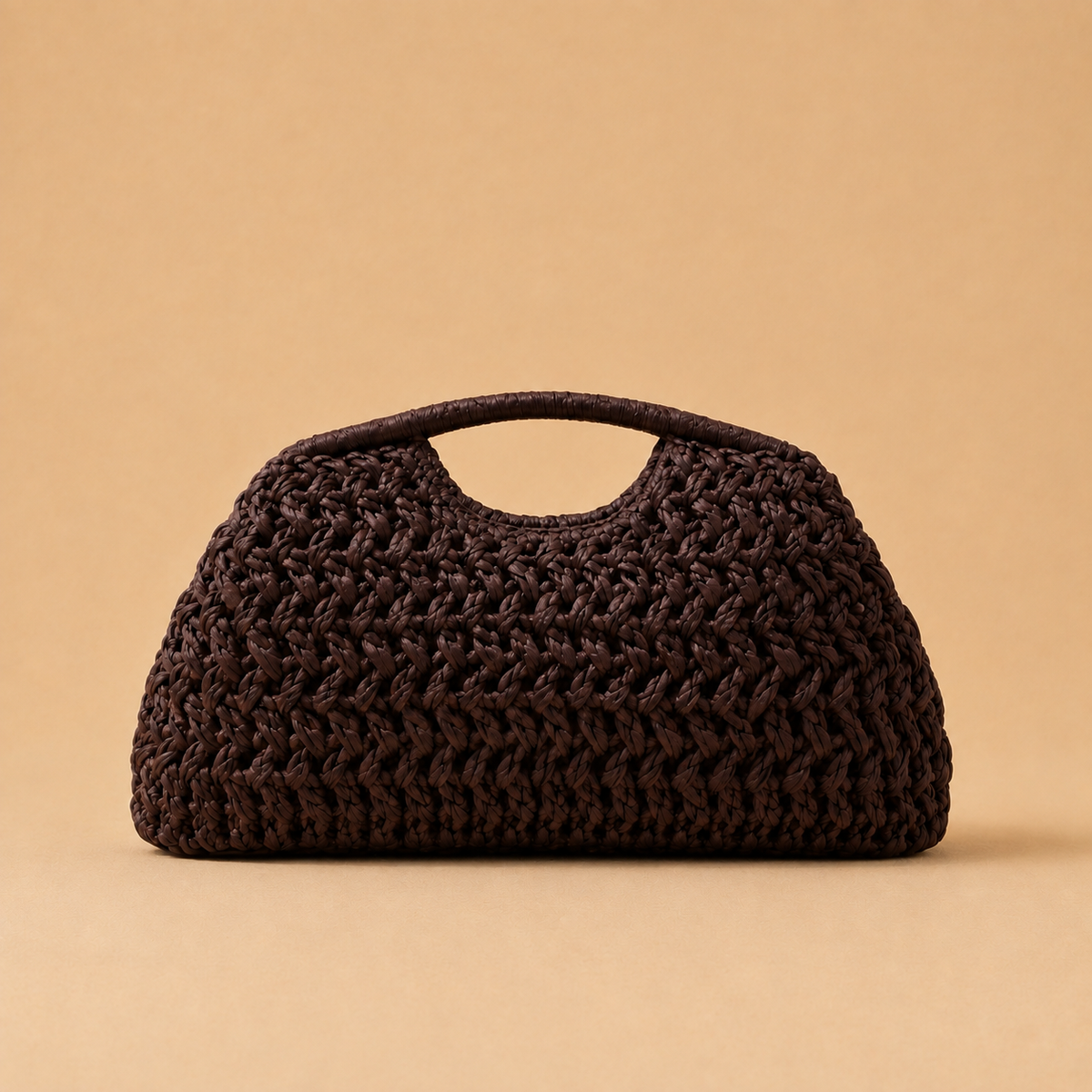 Iris Sac à Main Tressé marron sur fond beige uniforme