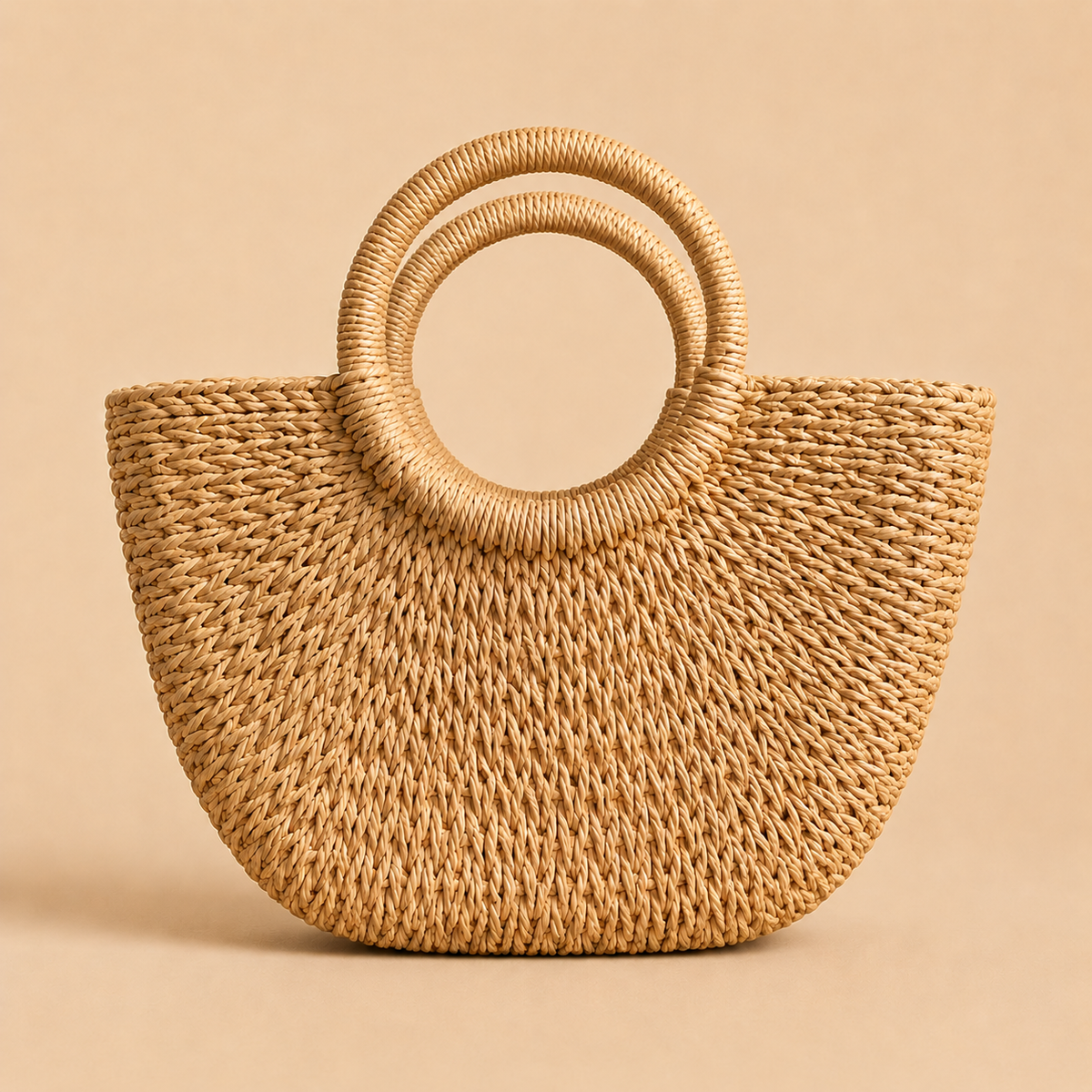 Manon Sac en Paille Tressée sur fond beige uniforme