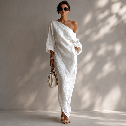 Elise | Robe maxi asymétrique blanche sur fond gris clair
