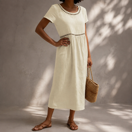 Livia | Robe brodée écrue vue de face sur fond gris clair