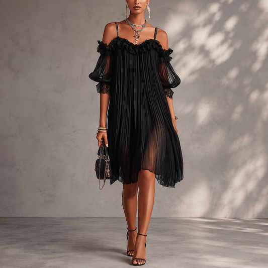 VITTORIA | Mini-robe noire en mousseline vue de face sur fond gris clair