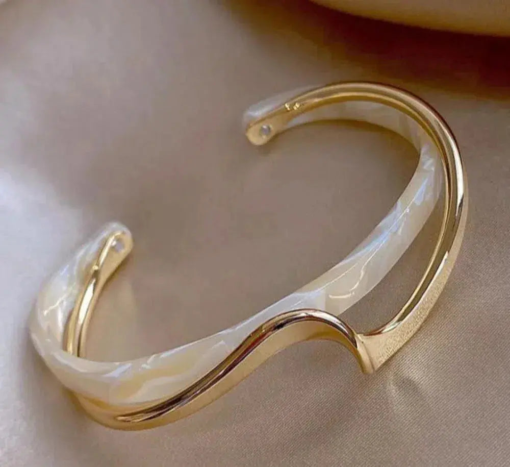 Bracelet Doré Élégant avec Opale Blanche